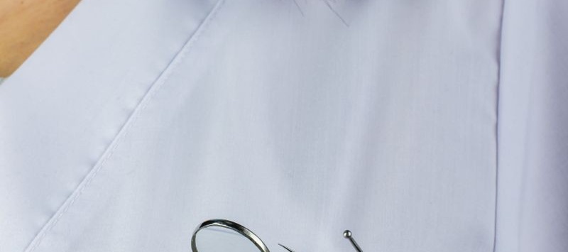 Una bata y unas tijeras