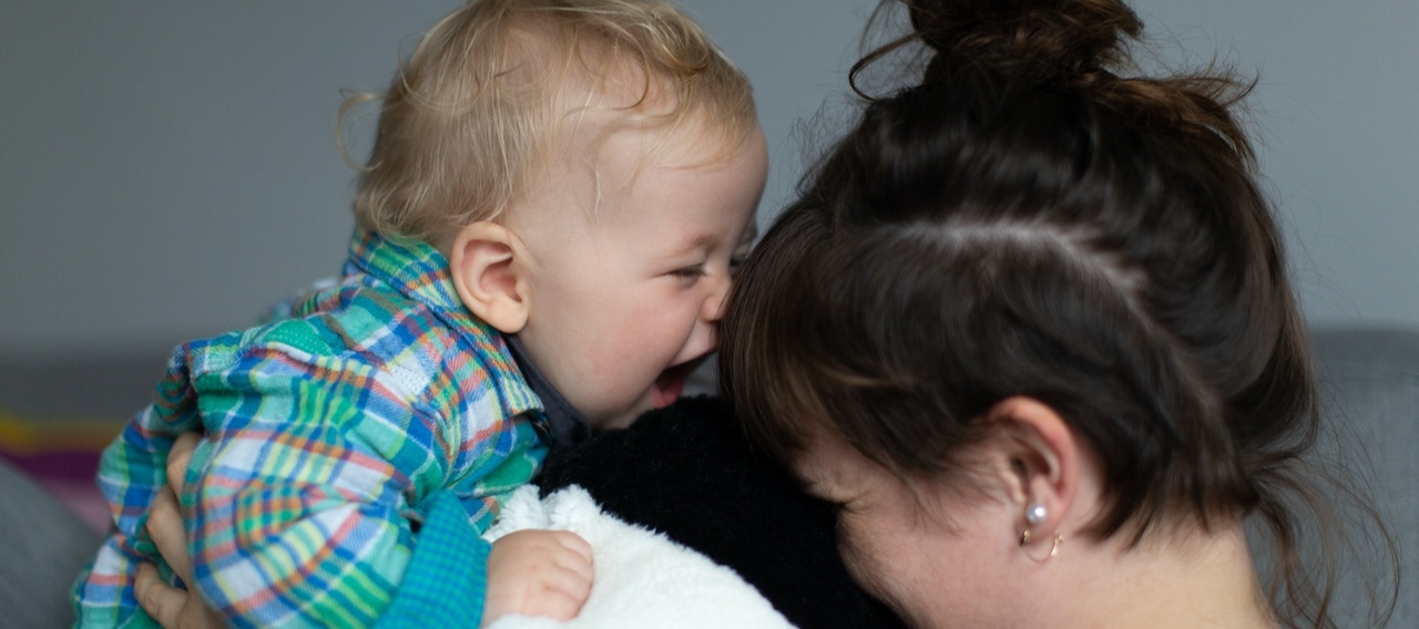 Una chica y un bebé