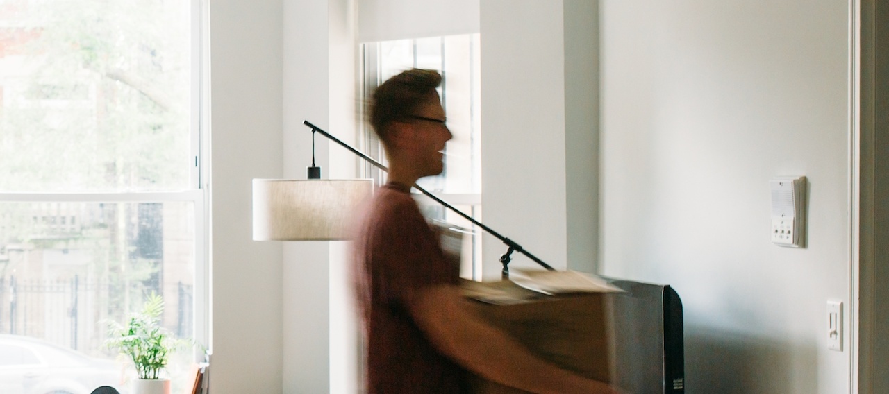 Un chico en una casa cargando una caja