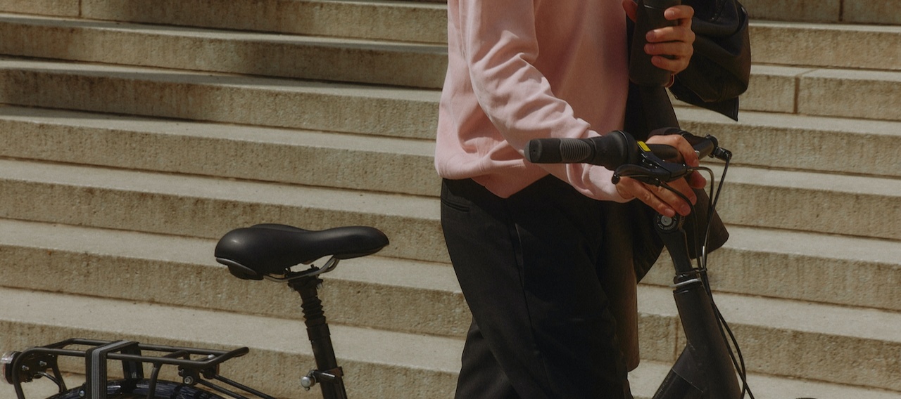 Una persona con una bici por la calle