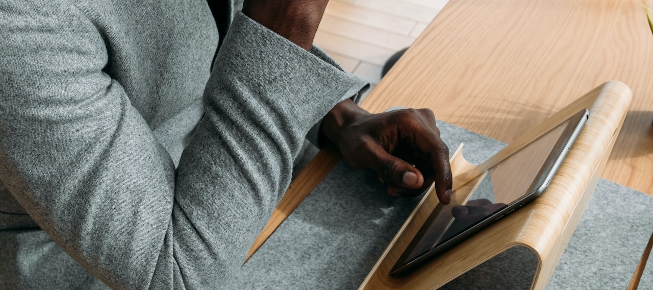 Una persona sentada con una tablet