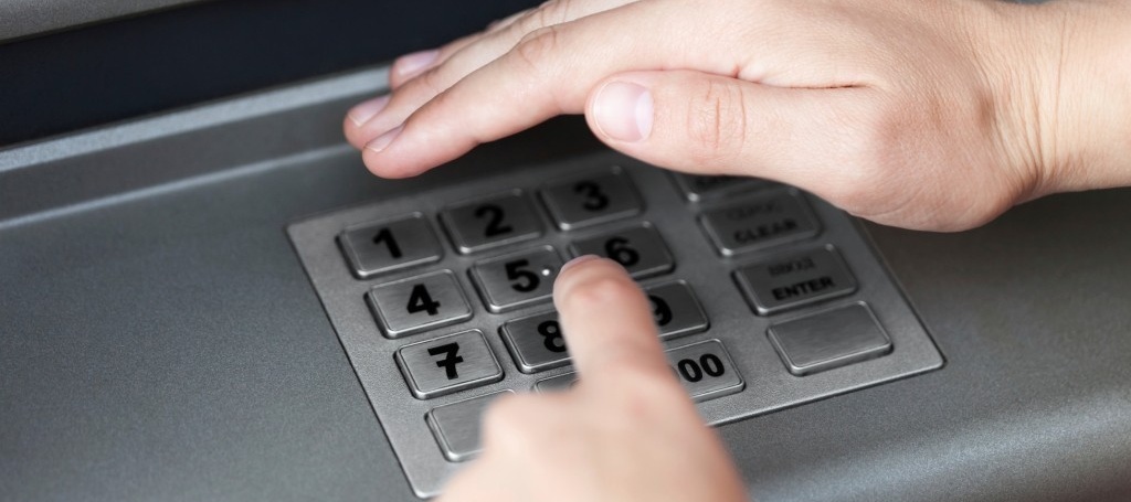 Unas manos metiendo el numero secreto en un cajero