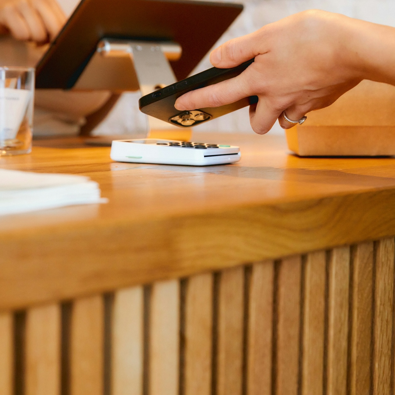 Una persona pagando con su móvil 