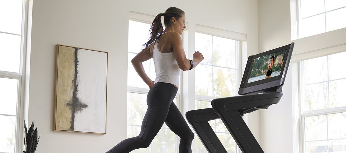 Persona corriendo en una cinta en su casa
