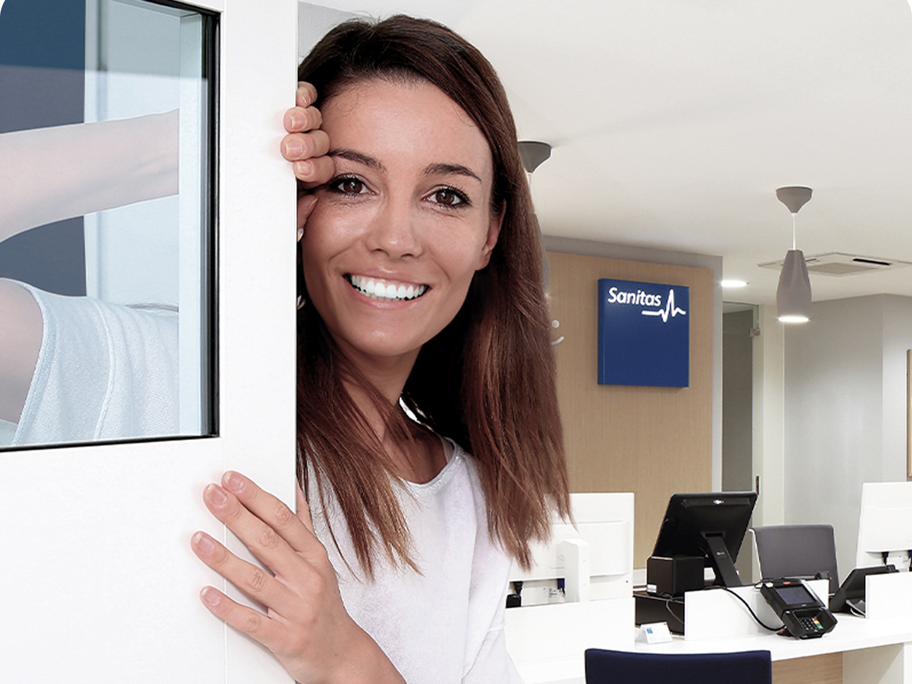 Dentista en una clinica dental de Sanitas sonriendo