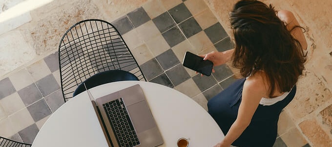 Una chica en una mesa con un ordenador