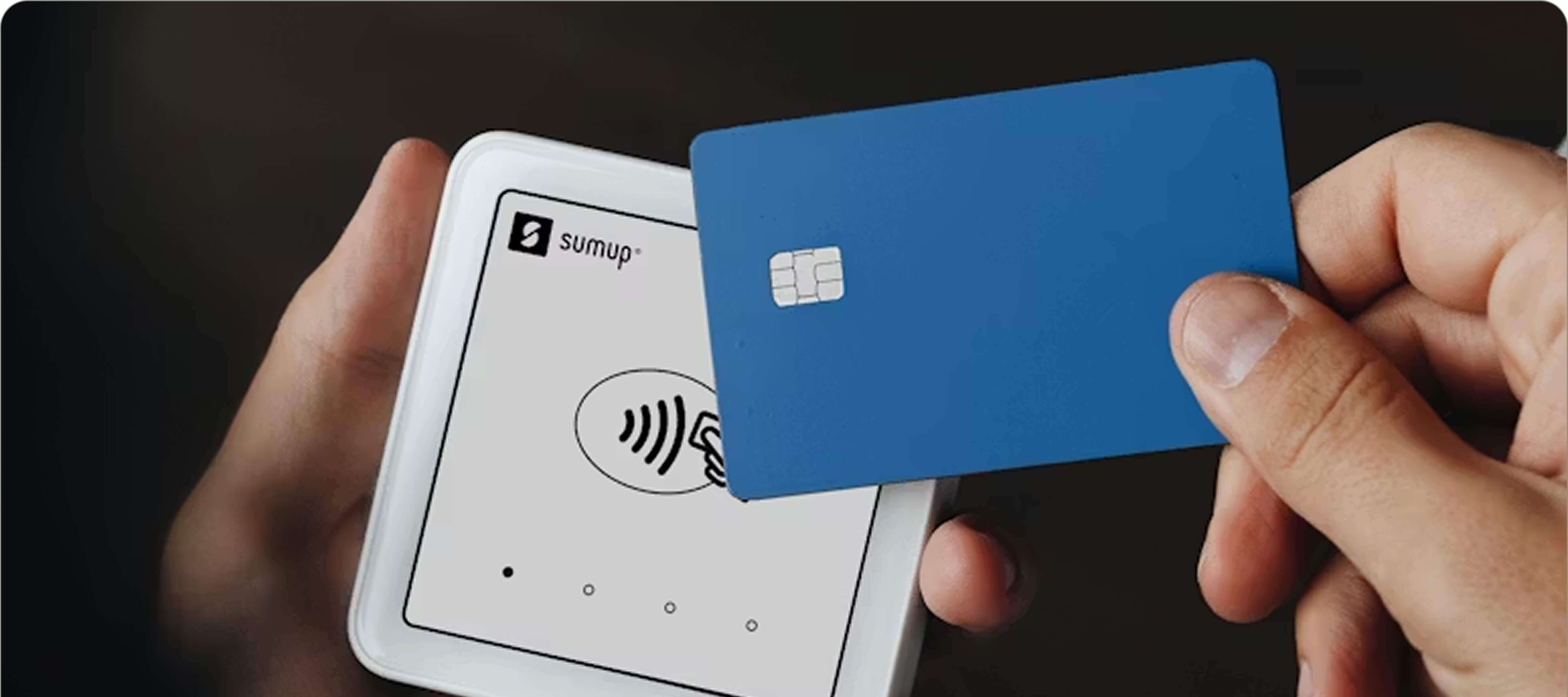 Una persona pasando una tarjeta por encima de un TPV