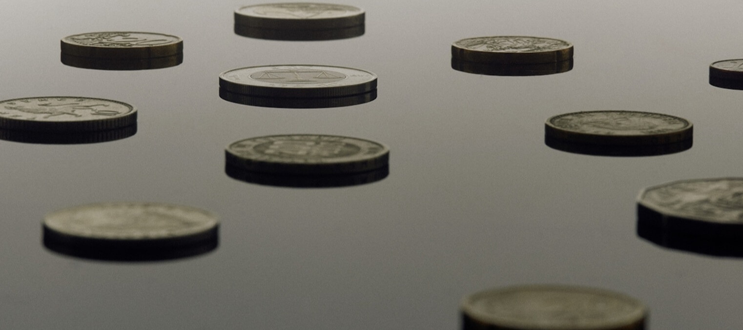 Varias monedas desplegadas sobre una mesa