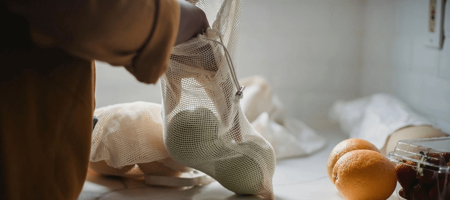 Chica metiéndose la Tarjeta El Corte Inglés en el bolsillo