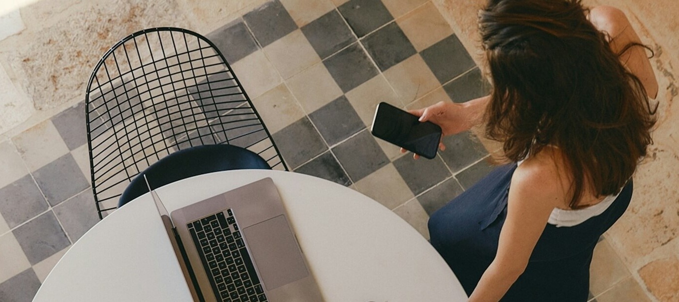 Una persona enseñando la Tarjeta El Corte Inglés