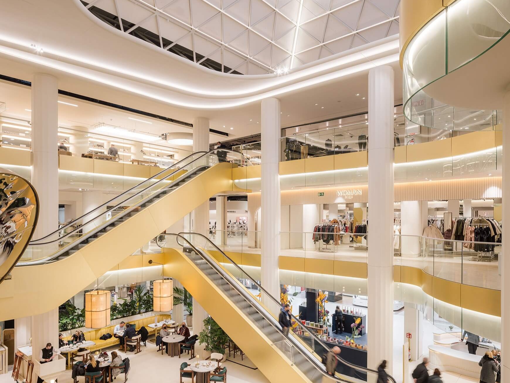  Interior de un centro comercial con gente