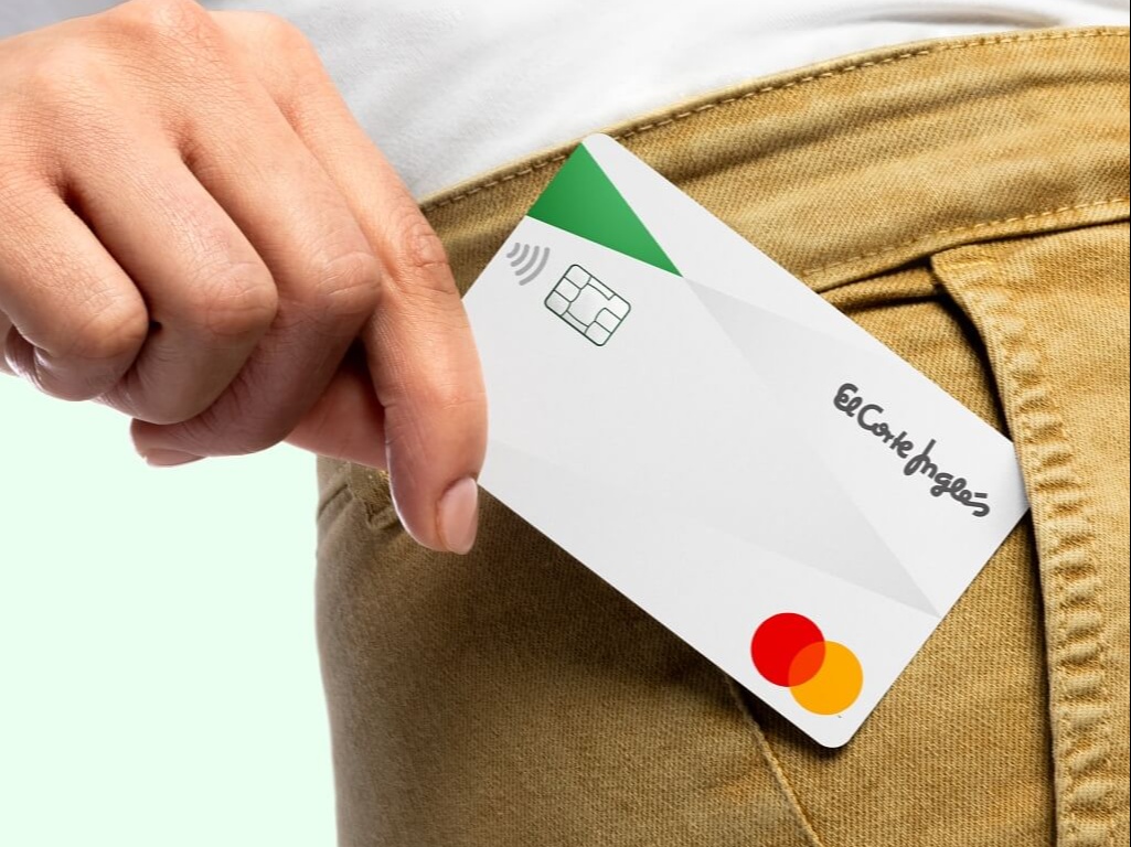 Chica metiéndose la Tarjeta El Corte Inglés en el bolsillo del pantalón