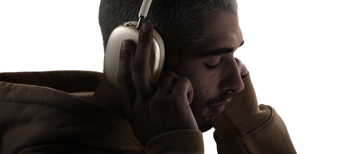 Chico escuchando musica con unos cascos