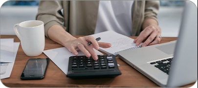 Persona con una calculadora y un portatil