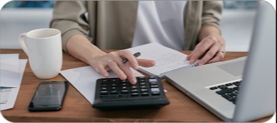 Persona con una calculadora y un portatil